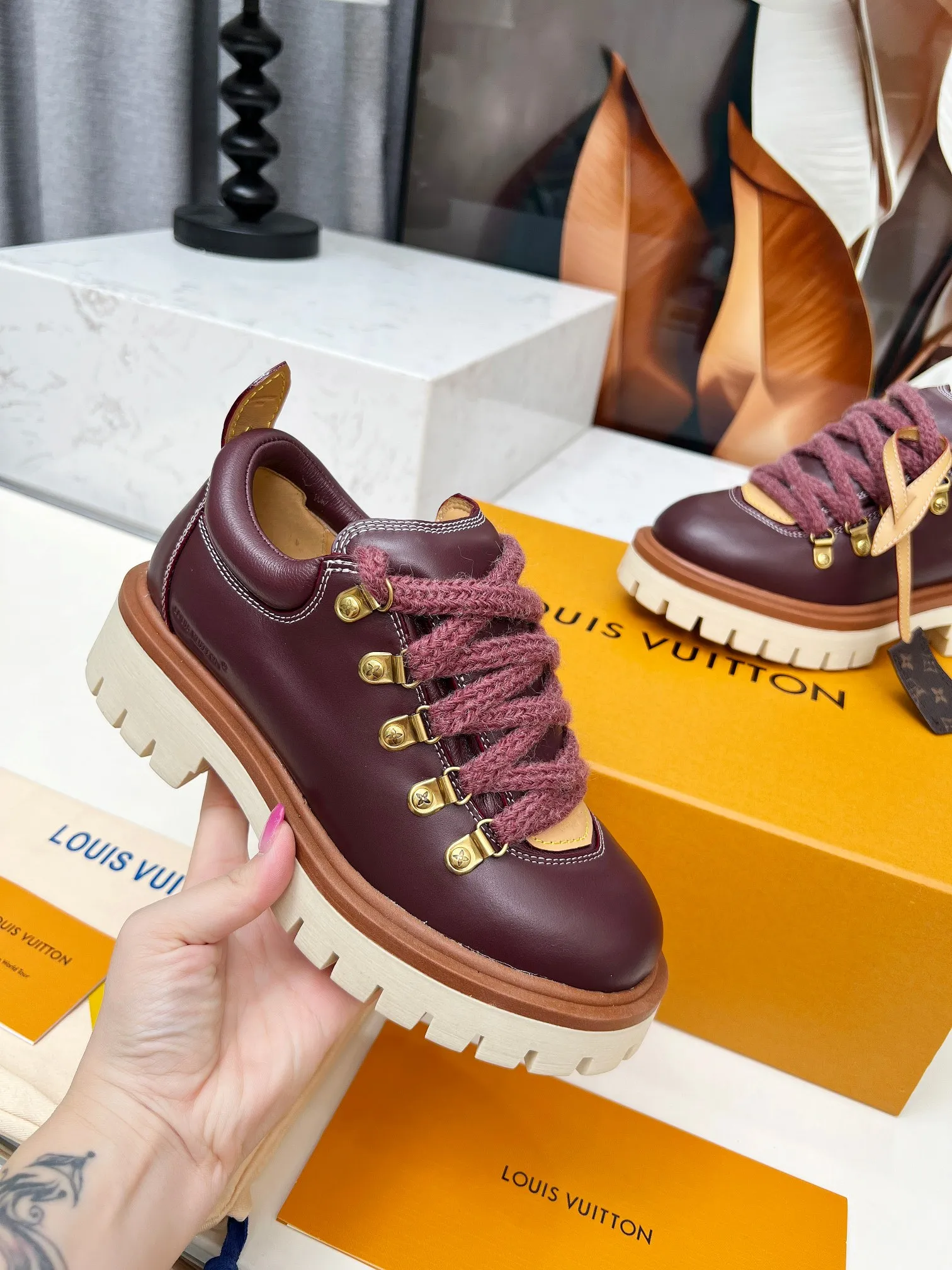p660💰"Couple Style" LV Louis Vuitton's 2025 autumn and winter new style, developed one-to-one from the original version, retro fashionable, handsome and cool mountaineering derby shoes are now available.  Material: Imported first-layer cowhide Lining: Imported lambskin Outsole: Original molded TR non-slip outsole Sole height: 3.5cm Shoe size: Same style for men and women 35-45